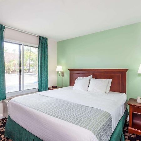 Ramada by Wyndham Oceanside Exterior foto