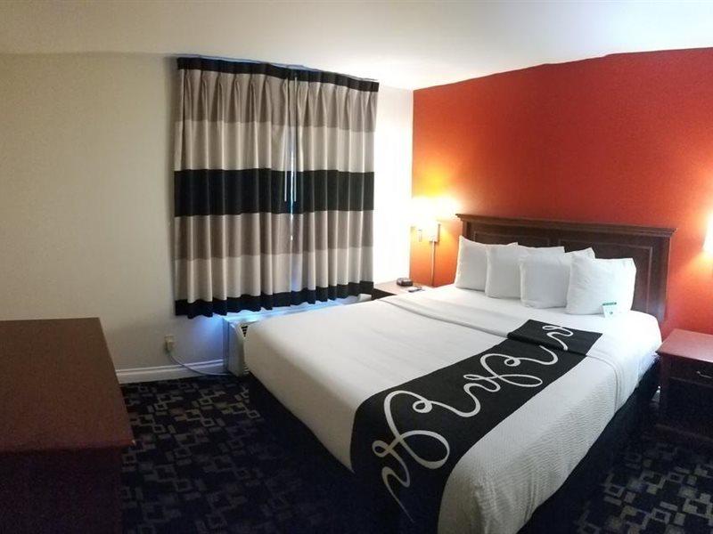 Ramada by Wyndham Oceanside Exterior foto