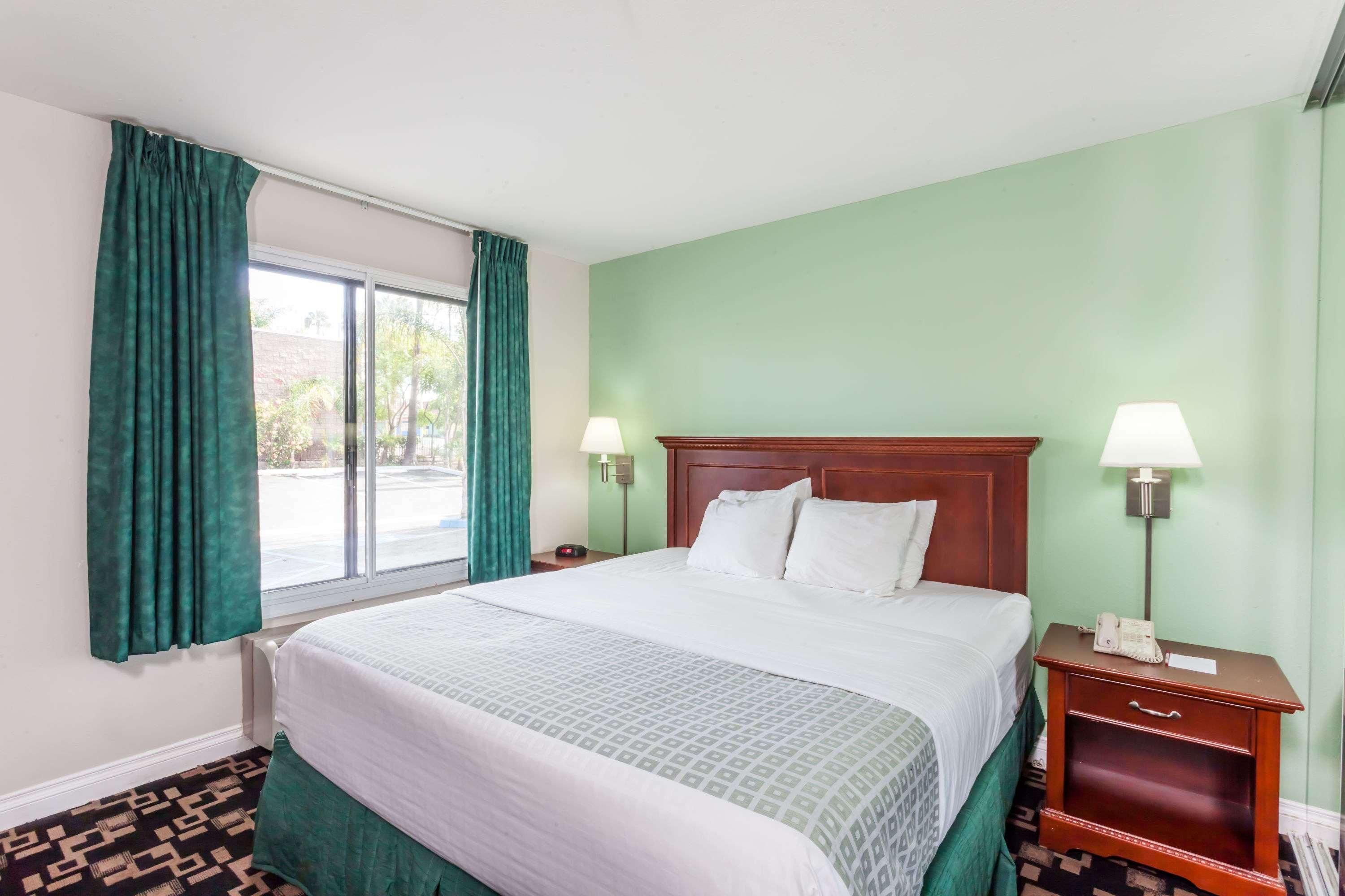 Ramada by Wyndham Oceanside Exterior foto