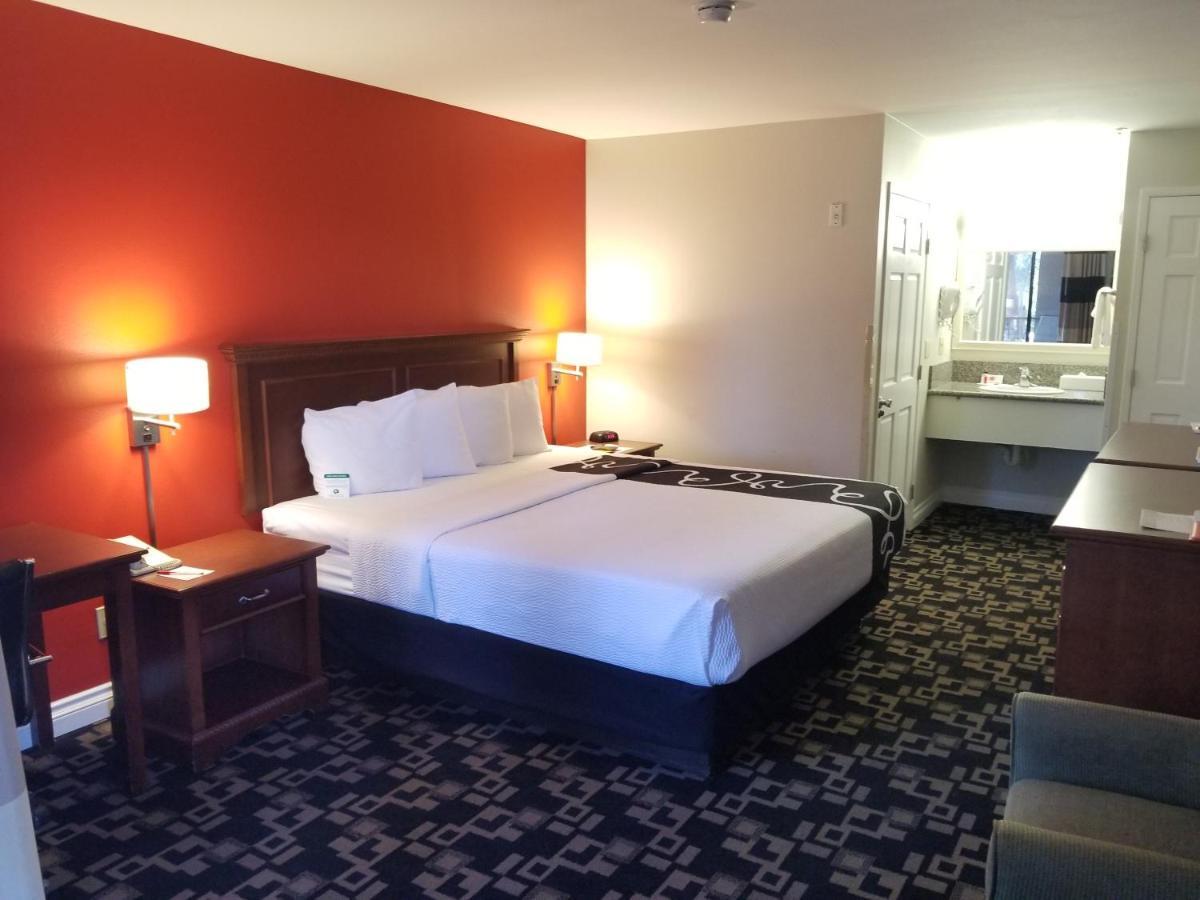 Ramada by Wyndham Oceanside Exterior foto